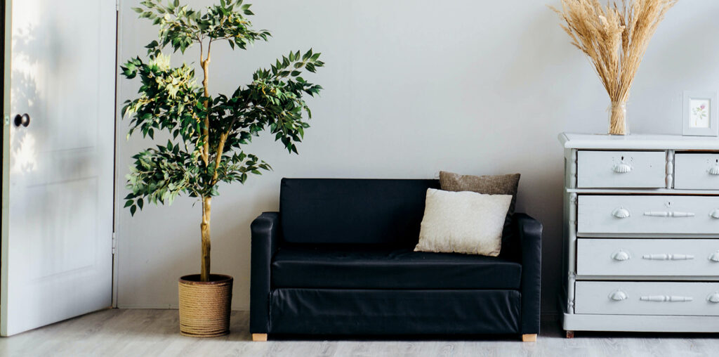 黒いソファと白いチェスとを組み合わせた例